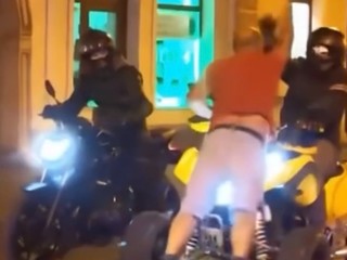 Bitka v Trnave! Postavil sa do cesty mužovi na štvorkolke a začal ho biť