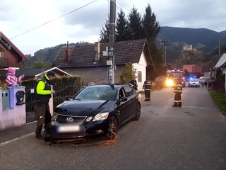 Peter zlomil elektrický stĺp, jazdil pod vplyvom