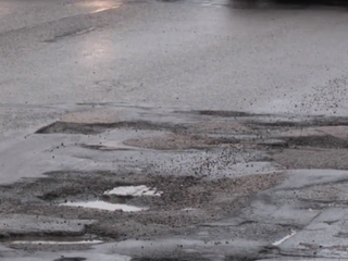 Každoročné výtlky na cestnom moste v Šali vodičom pravidelne ničia kolesá