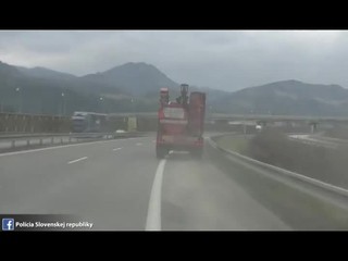 Kuriozita na diaľnici. Premával sa po nej traktor