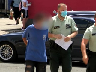 Sexuálneho násilia sa dopustil na matke svojich detí. Dcéra sa ho pokúšala zastaviť