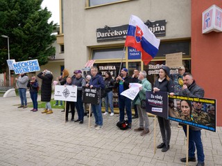 Výjazdové rokovanie vlády v Galante: Ministrov vítali ľudové piesne aj pokriky demonštrantov