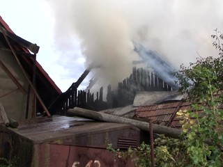 Majiteľ domu chcel ohňom zničiť osie hniezdo. Nechtiac sa mu podarilo zapáliť aj  strechu