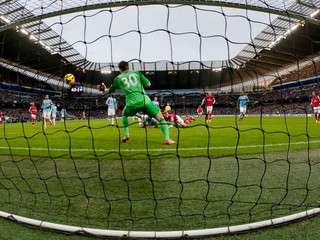 Líder Premier League dostal šestku, Özil hubovú