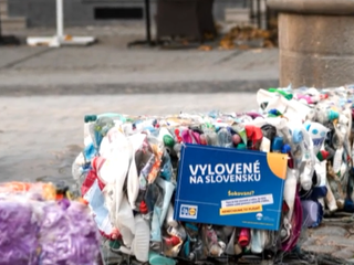 Vyzbierali už 1200 ton odpadu zo slovenských riek. Vystavili ho v známych fontánach, kde paradoxne ľuďom vadí viac, ako v prírode