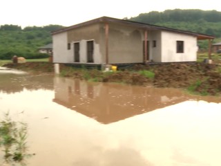 Po blýskaní a lejaku zaplavilo v niekoľkých obciach ulice a záhrady. V Prešove sa prepadla cesta