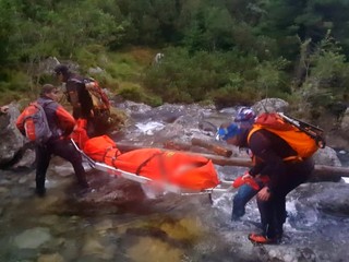 Poliak sa zranil v Tatrách. Záchranná akcia bola veľmi zložitá