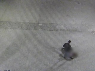 Agresor kopal do dverí obchodného domu. Na mieste nevyčíňal prvýkrát