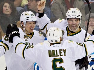 Jágr sa zapojil do hromadnej bitky, Pánik bodoval, Hossa znova nehral