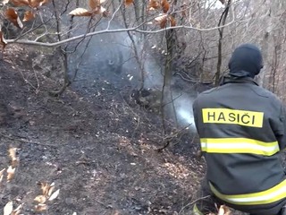 Lesný požiar ohrozil bezpečnosť vodičov na Dobšinskom kopci, doprava bola zastavená