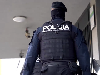 FOTO: Nakúpil falošné bankovky a poslal kamarátov nakupovať alkohol
