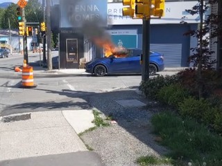 Vodič musel vykopnúť čelné sklo, aby unikol z horiacej Tesly