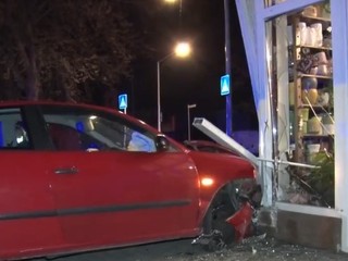 Žena cestou z diskotéky nabúrala do kvetinárstva. Nafúkala dva a pol promile