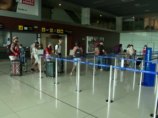 Komplikácie pred letnými dovolenkami. Odborníci radia autá, cestovky obhajujú lietadlá