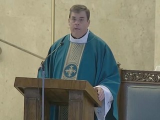 Cirkvou zmieta ďalší škandál. Kňaz platil za služby neplnoletej milenke