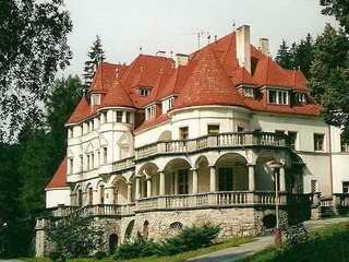 Zúfalý stav zničeného zámku. Kunerad patrí liečebným kúpeľom