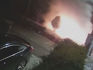 Séria požiarov kontajnerov v Komárne pokračuje, páchateľa zachytila kamera