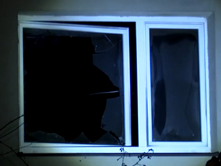 Rodinná tragédia: V zamknutom dome našli nehybné telá matky so synom. Vo vnútri boli stopy požiaru