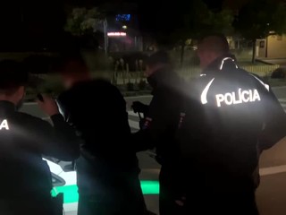 Auto odstavil na autobusovej zastávke, upútal pozornosť policajtov. Mal pri sebe viac ako 100 dávok pervitínu