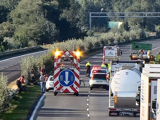 Na diaľnici D2 prešlo auto do protismeru. Úsek v smere do Česka je uzavretý