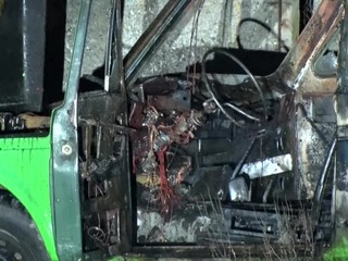 Muž podpálil svoj dom, potom autom prerazil bránu a odviezol sa za dedinu. Tam zapálil aj vozidlo a strelil sa do hlavy