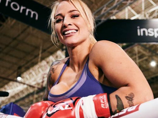 Namiesto boxerských výkonov všetci sledujú jej veľké kozy: Športovkyňa je zatrpknutá