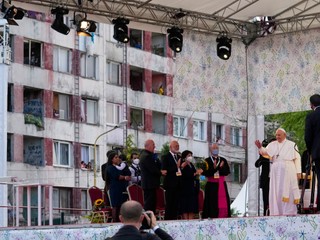 Pápež František prišiel na Luník IX.: Vy v cirkvi nie ste na okraji, vy ste v srdci cirkvi, nikto sa nesmie cítiť daný na bok