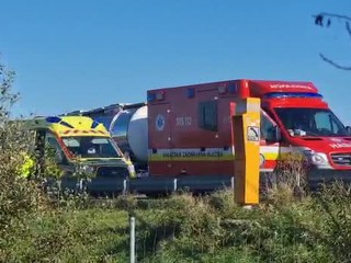 Na diaľnici D2 bola obmedzená premávka. Kamión narazil do kamióna pred ním