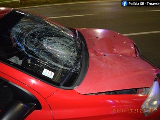 Do mladého 24-ročného muža narazilo auto bez brzdenia. Vodička auta má len 19 rokov