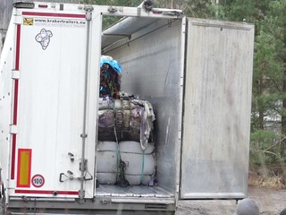 Z Talianska nelegálne dovážali odpad na Slovensko. Zasiahla enviropolícia