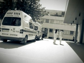 Žena zomrela po páde v sanitke. Šofér tvrdí, že si nechcela dať pás