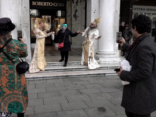 V uliciach Benátok už nie sú respirátory, ale karnevalové masky