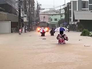 Počet obetí záplav v Thajsku vzrástol na 145. V krajine platí stav núdze