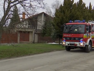 K záhadnej smrti dôchodcu privolali hasičov. Na noc ho údajne zamykali
