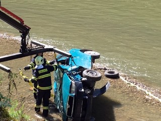 V Dunajci našli pltníci rozbité auto