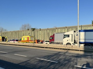 Na diaľnici sa zrazilo auto so sanitkou, ktorá prevážala pacienta