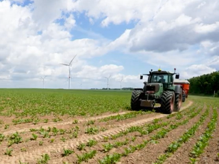 Traja členovia gréckej vlády odstúpili pre škandál s poľnodotáciami EÚ