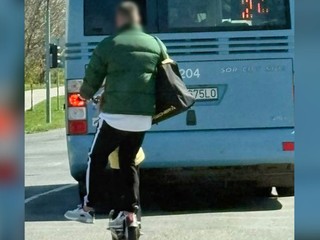 Jazda, ktorá mohla skončiť tragédiou. Opitý muž viezol dieťa na kolobežke