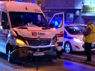 V Bratislave sa zrazila sanitka s dvoma autami