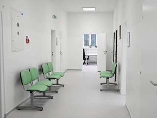 Bombu v nemocnici v Trnave mali hľadať aj zamestnanci. Čo na to bezpečnostný analytik?