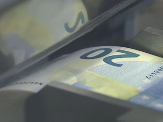 Miliardy z Európy končia v USA, riešením má byť digitálne euro