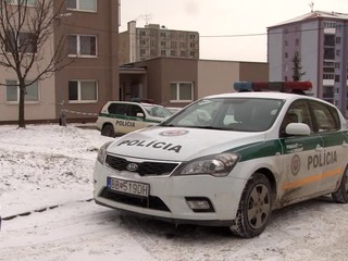 O život prišiel policajt z Jelšavy. Susedia ho našli ležať na chodbe