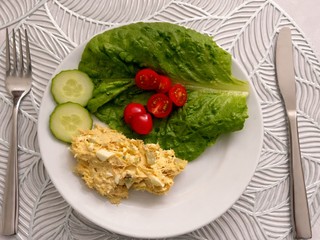 Pomazánka z makrely a domáce pečivo