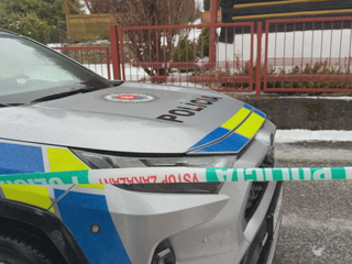 Brutálny útok na východe Slovenska: Muža bodla žena ceruzkou do chrbta, bojuje o život