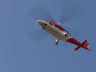 Pád z rebríka. Muž si poranil hlavu aj rebrá