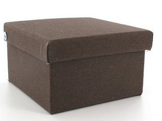 Muž si kúpil topánky, keď si jednu z nich skúšal, našiel v nej odkaz, išlo o volanie o pomoc