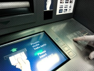 Muž uviazol v bankomate, ľuďom posúval lístočky s prosbou o pomoc