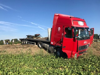 Tragédia pri Topoľčanoch. Mladík neprežil zrážku s nákladiakom