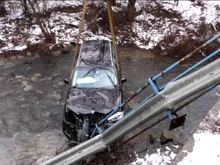 Pri Humennom skončilo auto v potoku. Zasahovali potápači aj ťažká technika