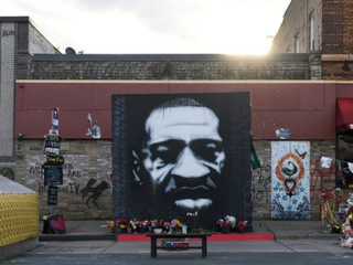 Začal sa súdny proces s Derekom Chauvinom, obvineným z usmrtenia Georga Floyda